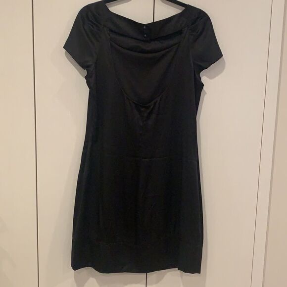 Satin open back black dress - Picture 6 of 13